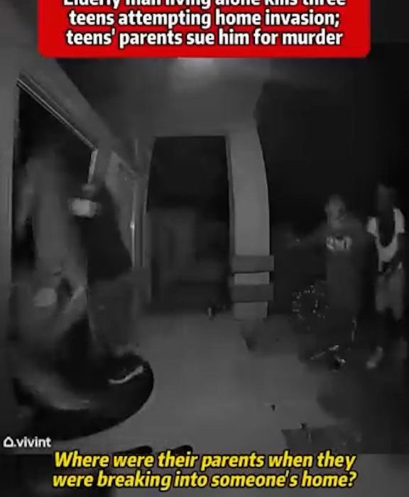 An elderly man living alone found himself in a deadly confrontation when three teenagers allegedly attempted to break into his home late at night. According to reports and doorbell footage, the teens approached the house with apparent intent to invade, prompting the homeowner to act in self-defense.