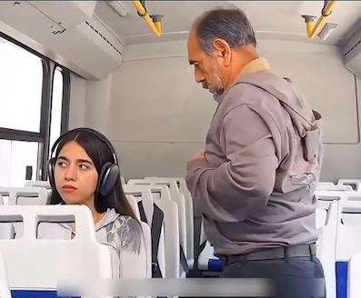 He Stood Behind Her on the Bus… Her Reaction Left the Whole Internet Speechless 😳👇