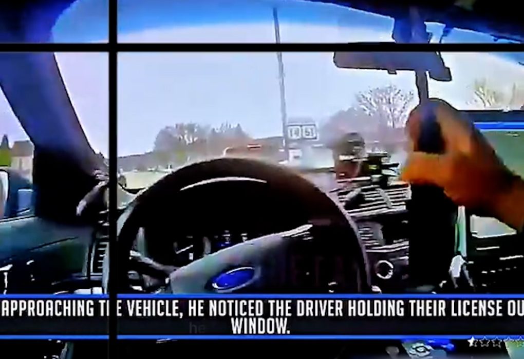 Driver Holds License Plate Out the Window to Avoid Getting Caught… You Already Know How This Ends 🤦♂️🚗📸